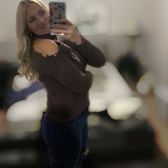 ✨Host Pick✨Maurices Ripped Shoulder Sweater - Picture 2 of 4